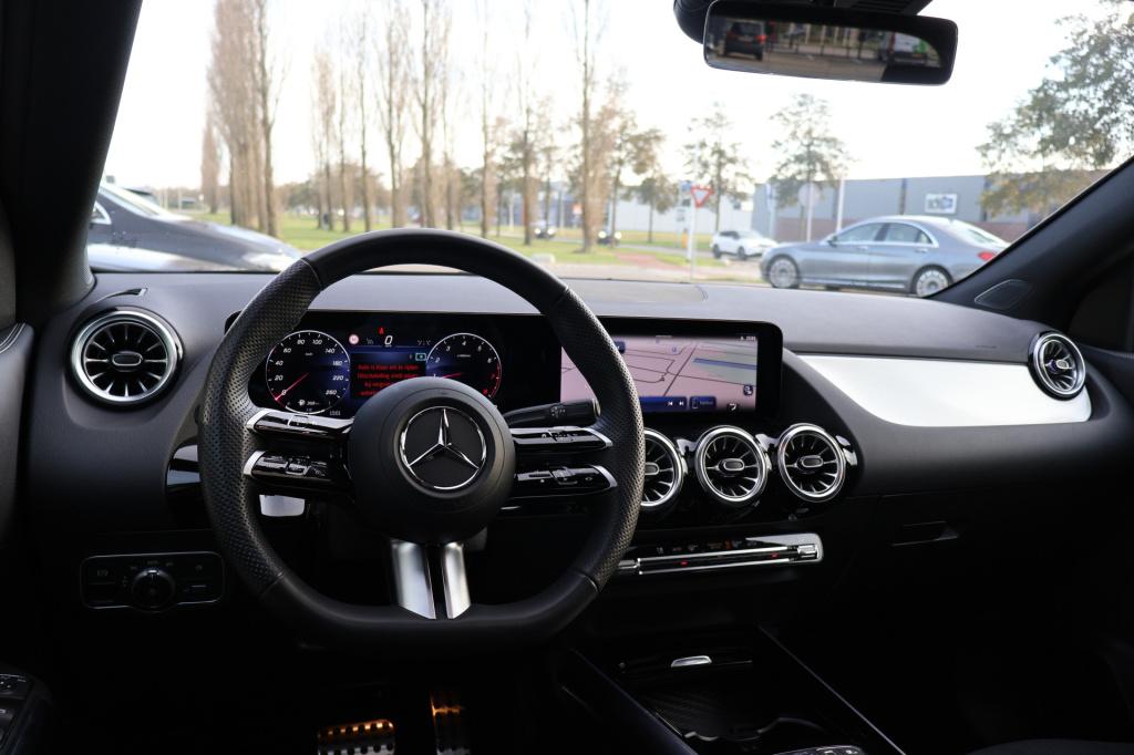 Mercedes-Benz Gla-klasse 200 amg line l mbux l panoramadak l led high perfo