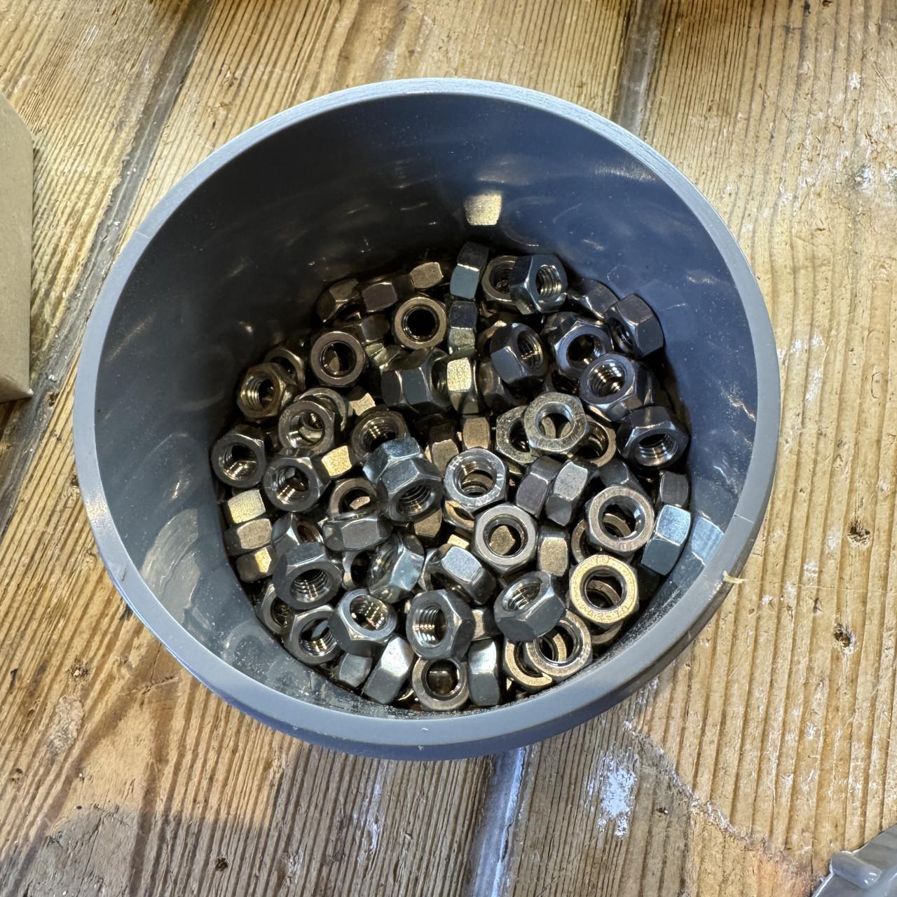 Restpartij nieuwe boute en moeren en ringen