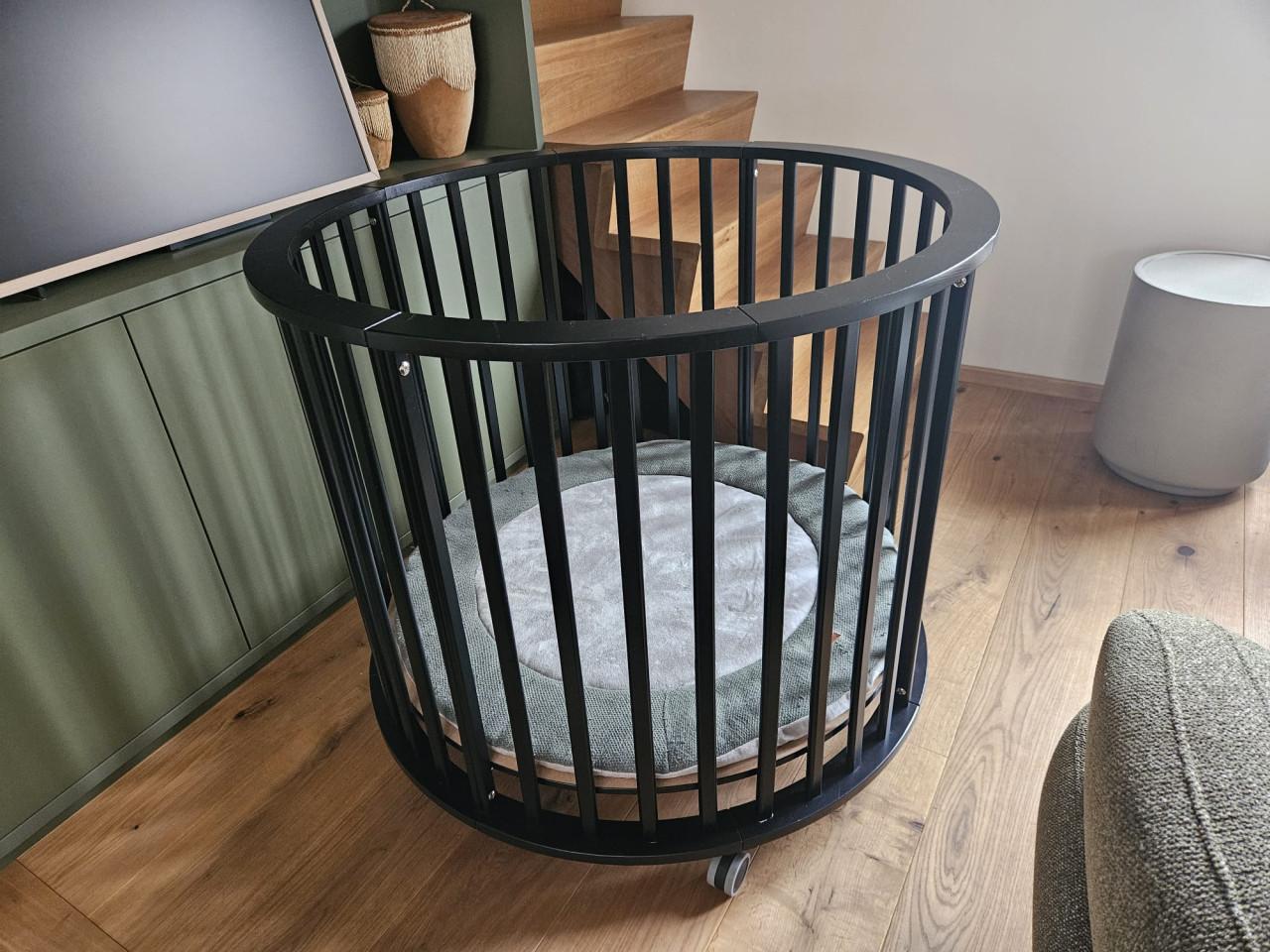 Ronde zwarte baby box met deksel en Boxmatras.