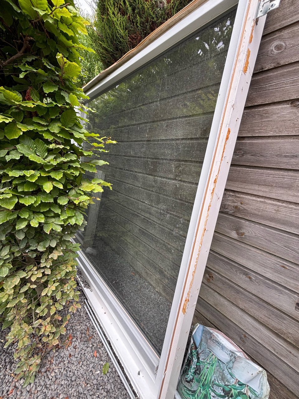 Meranti kozijnen met nieuwe beglazing.