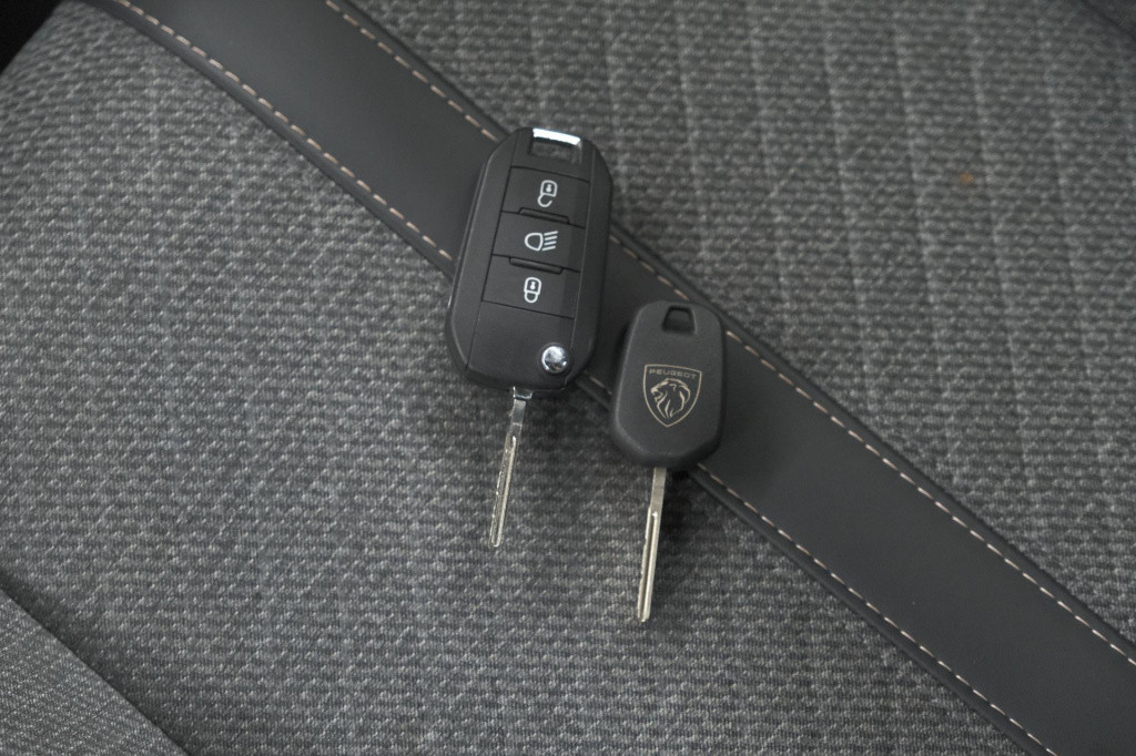 Peugeot 2008 hybrid 136 e-dcs6 allure | 360 camera | stop&go adaptieve crui
