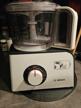 Mooie Bosch foodprocessor voor koken en bakken met opberglade..