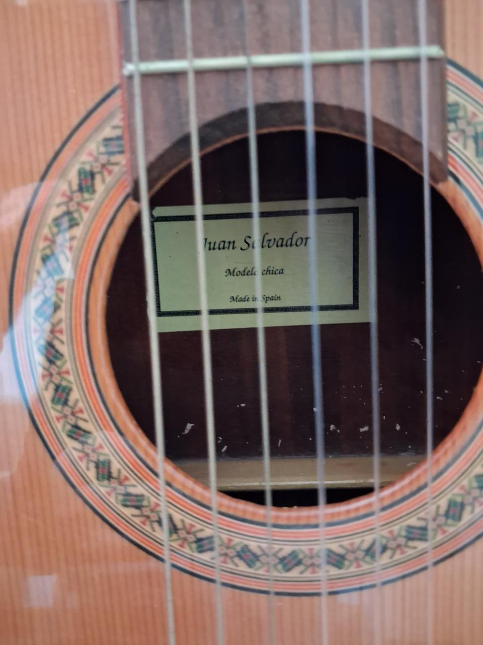 Klassieke gitaar met tas en lesboeken
