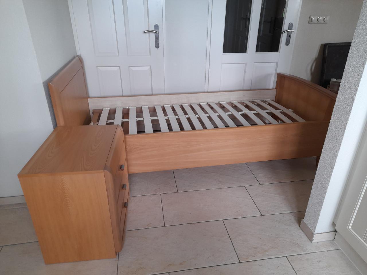 Senioren bed  met nachtkastje 90 x 200 (in goede nette staat )