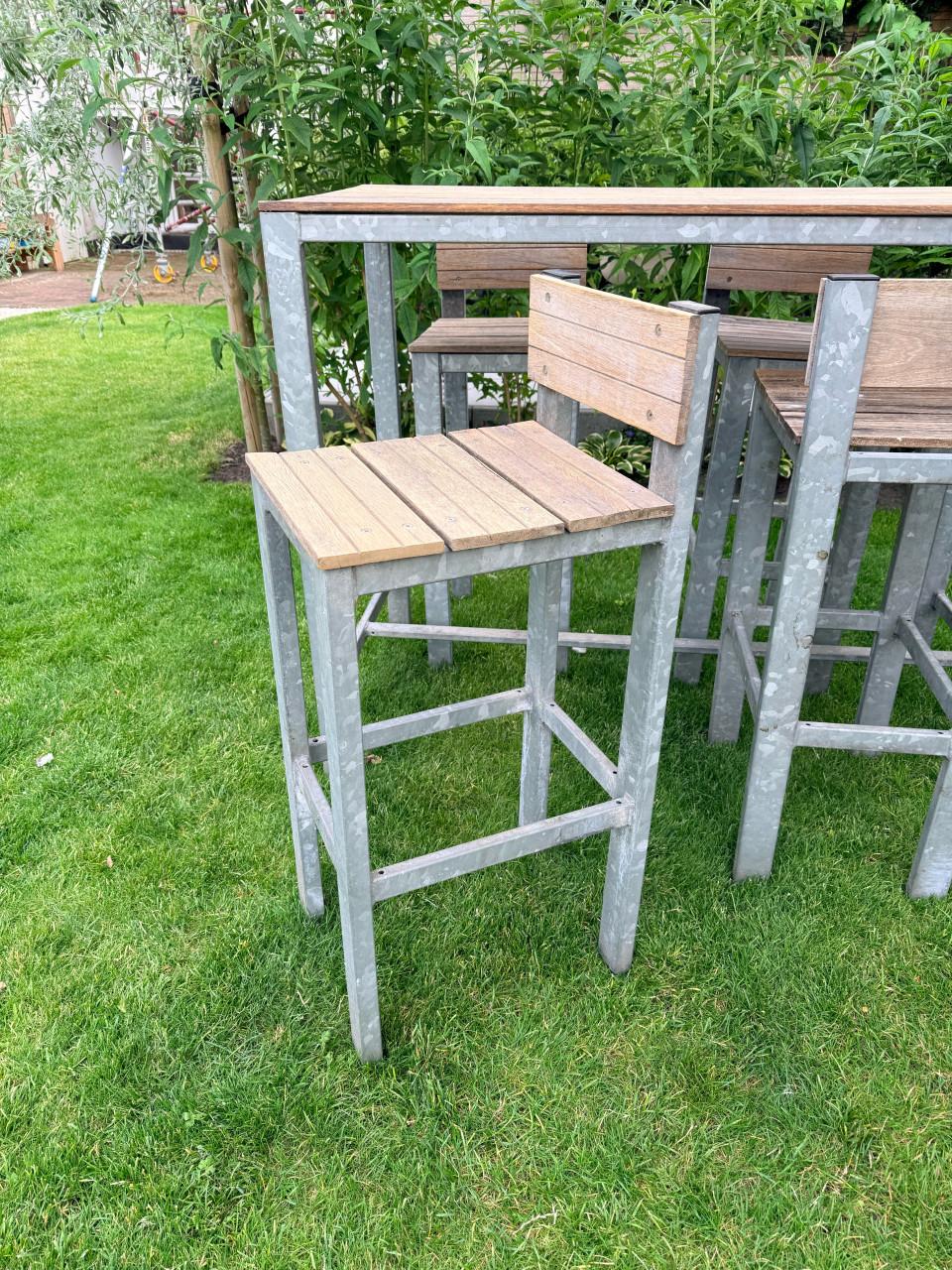 Tuinbar met 4 krukken