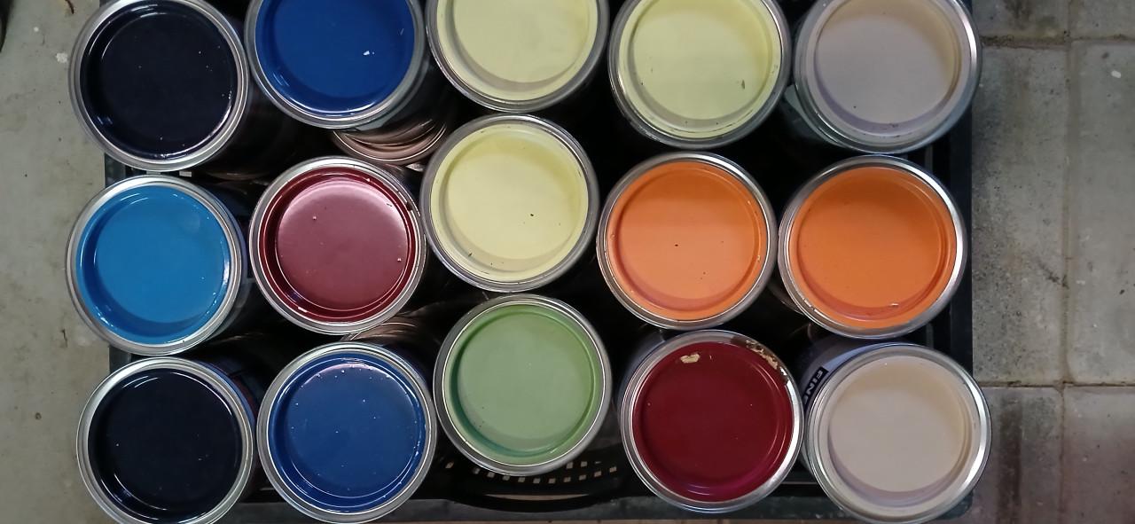 26 blikken verf allerlei kleuren