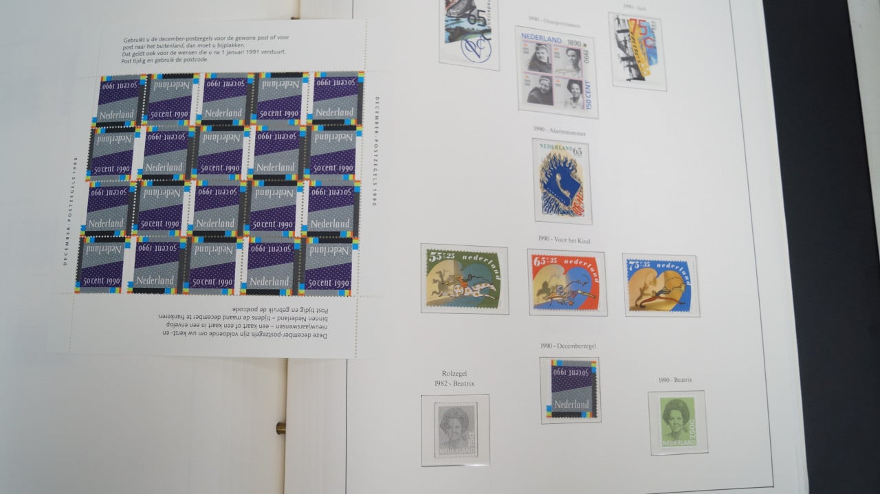 Postzegelalbum, eerstedagenveloppen en speciale catalogus 2005.