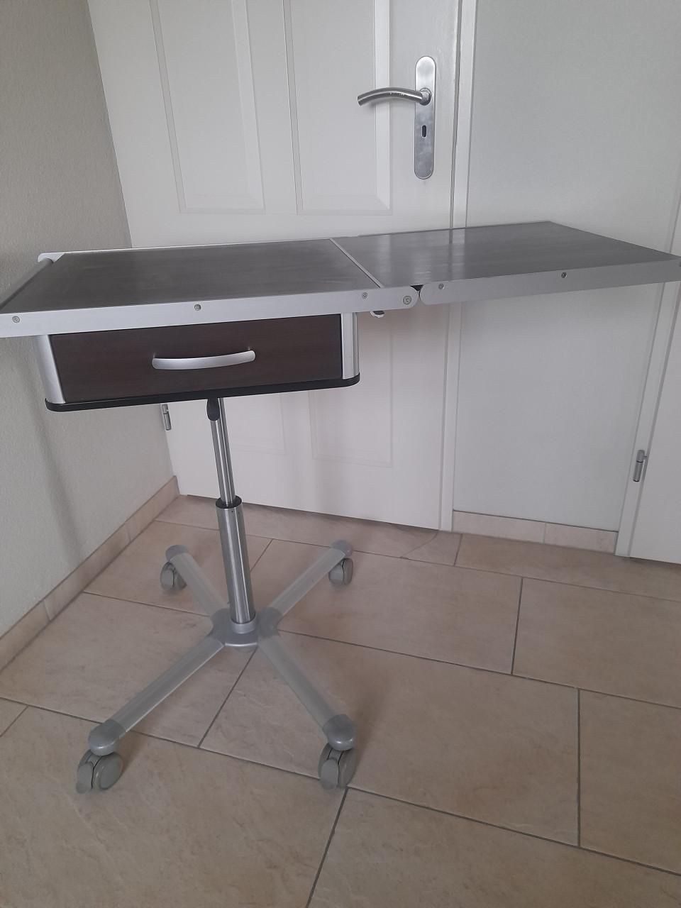 Nachtkastje Völker met verstelbaar tafelblad (verrijdbaar / verstelbaar