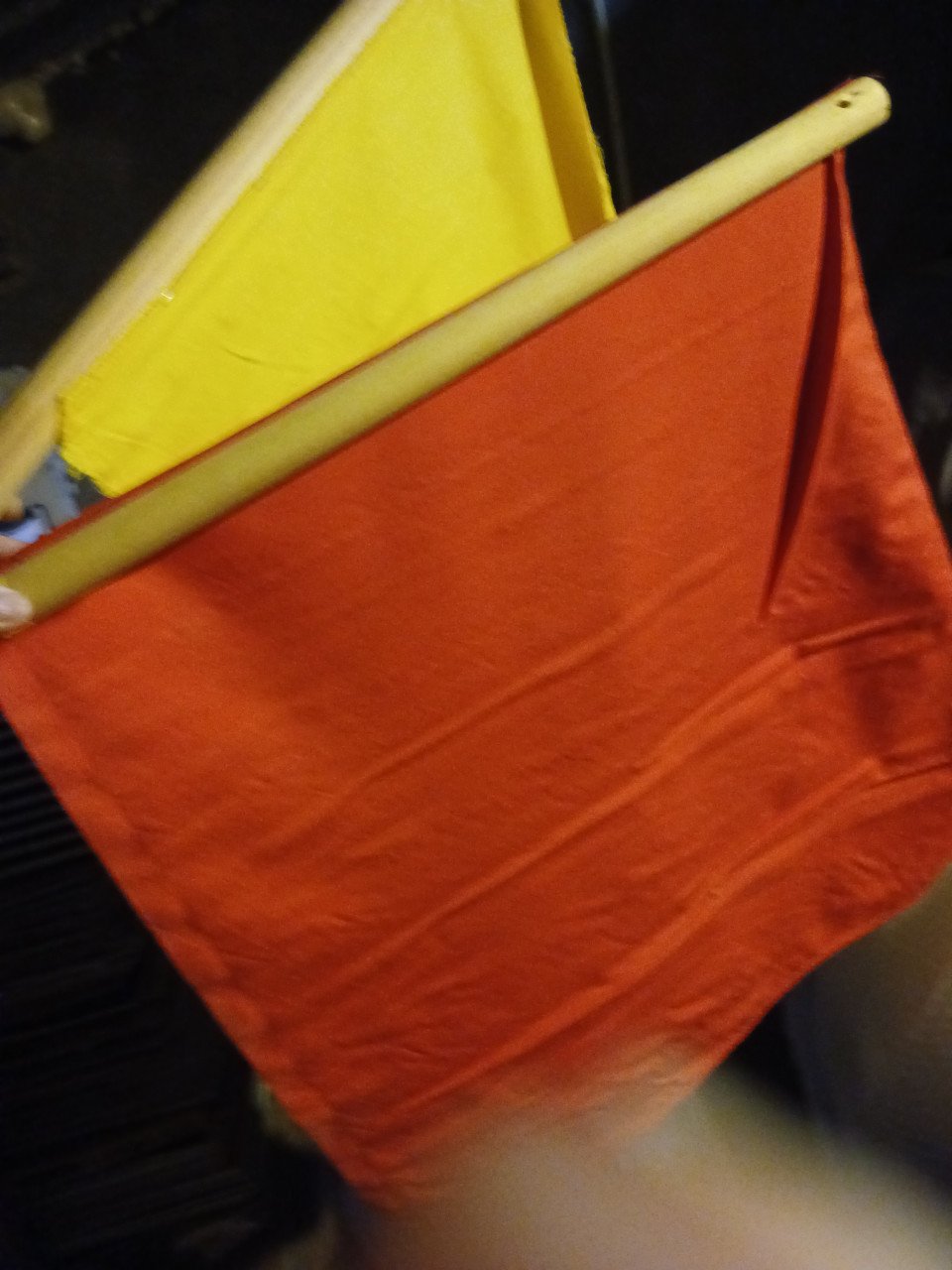 GRATIS vlaggetjes geel/rood en fluitjes
