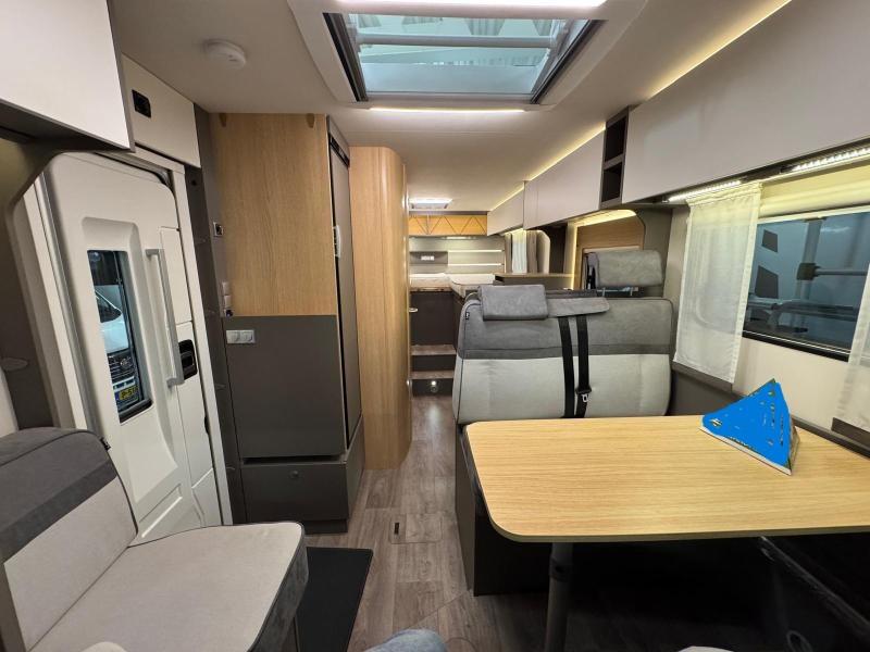 Wegens emigratie ,LMC T660 165pk lengtebedden hagelbestendig Juni 2025  .