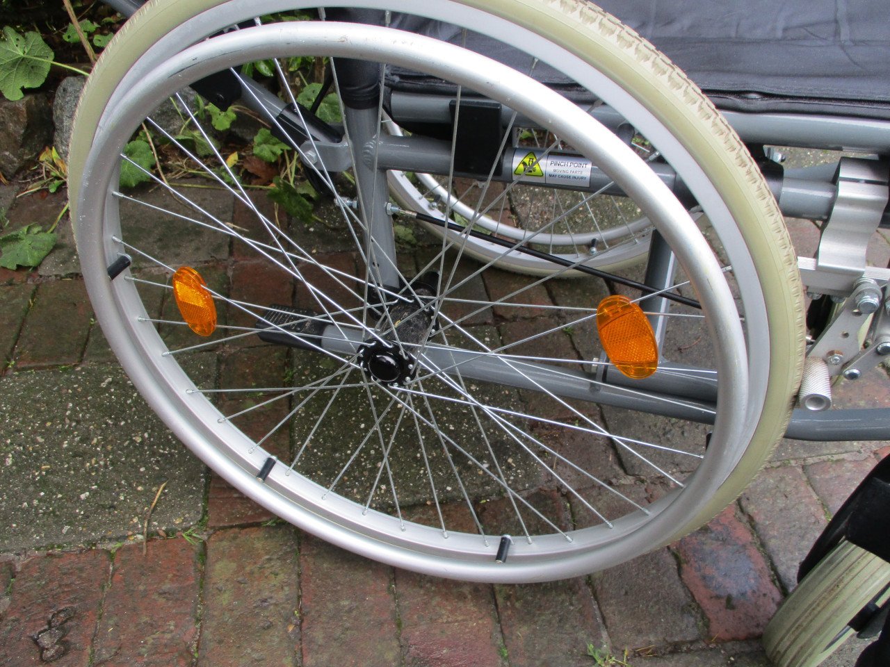 Zeer handige rolstoel met handremmen en neerklapbare duwhandgrepen
