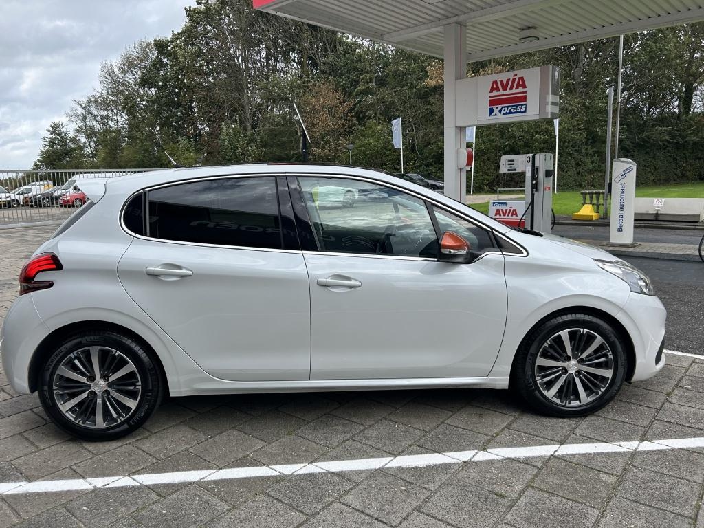Peugeot 208 1.2 puretech 110pk 5d roland garros apple carplay | navigatie |