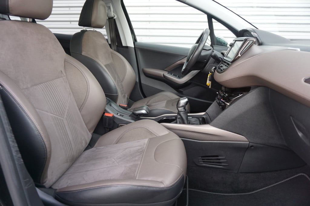 Peugeot 2008 1.6 vti féline airco / navi / cruise / pano / leder / parkeers