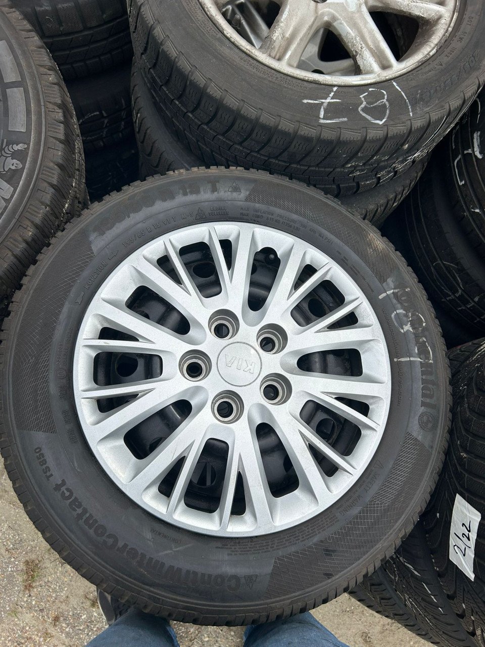 KIA STALEN VELGEN MET KIA WIELDOPPEN 15 INCH EN CONTINENTAL WIELDOPPEN