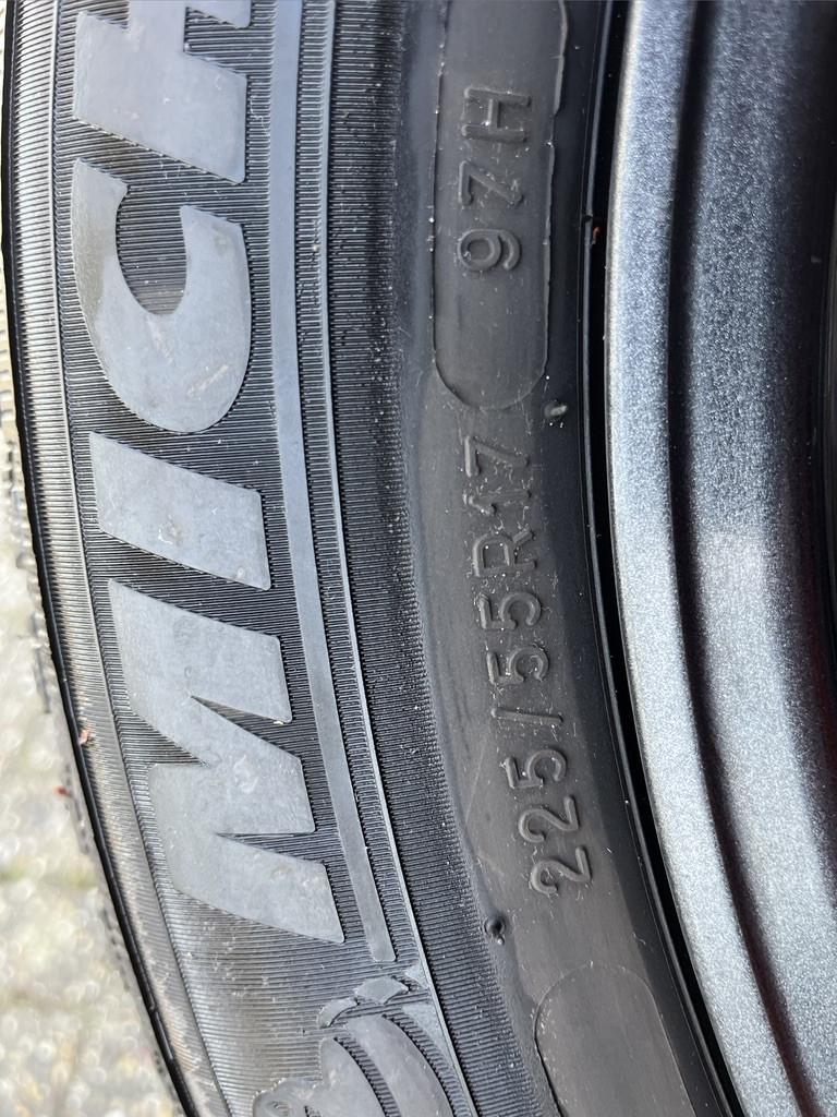 Vier BBS SR025 velgen met wielmoeren en met Michelin Alpine5 winterbanden