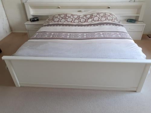 Bed (ledikant, ombouw en lattenbodem)