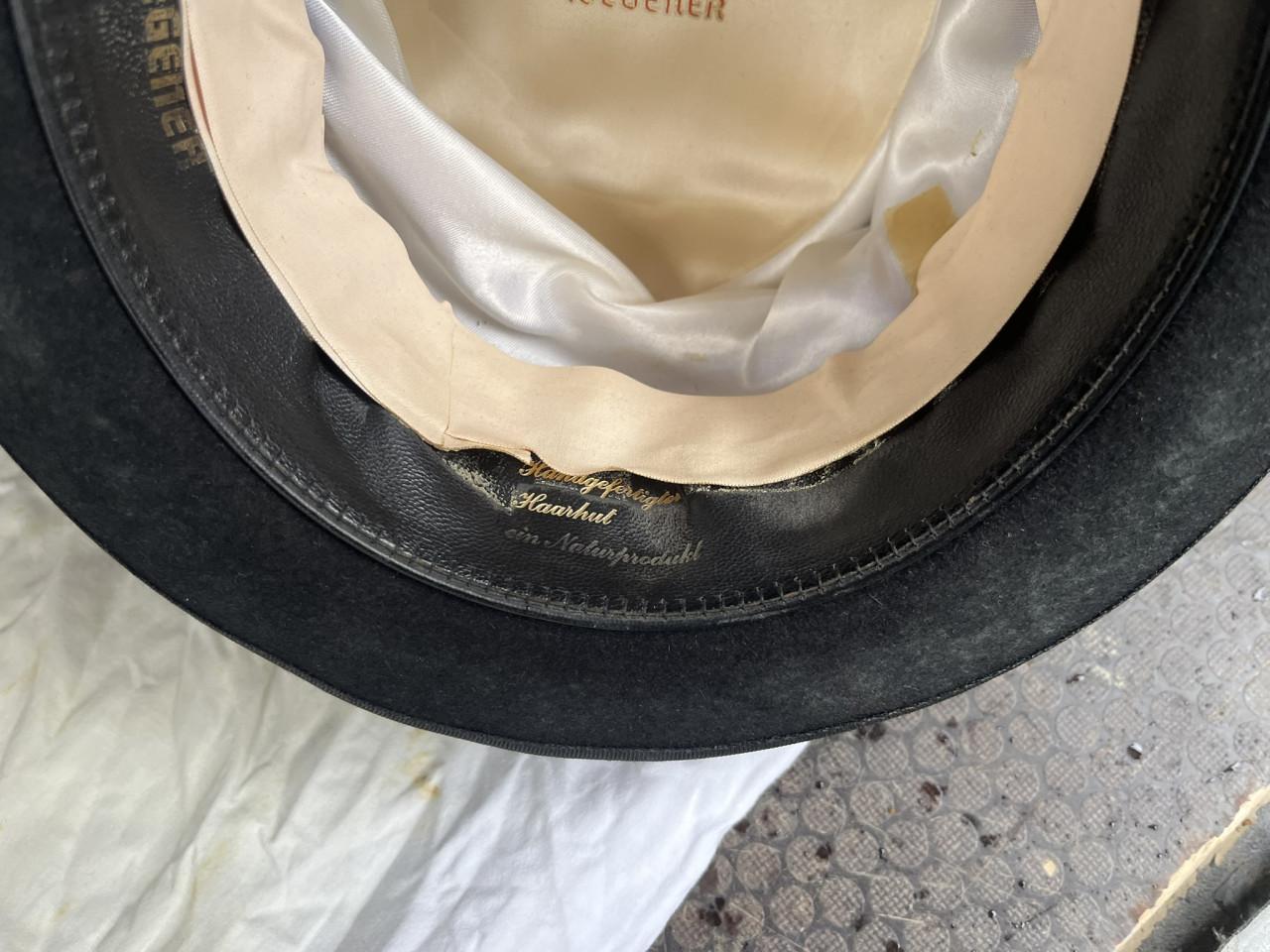 2 Zwarte hoge hoeden Wegener en Elite