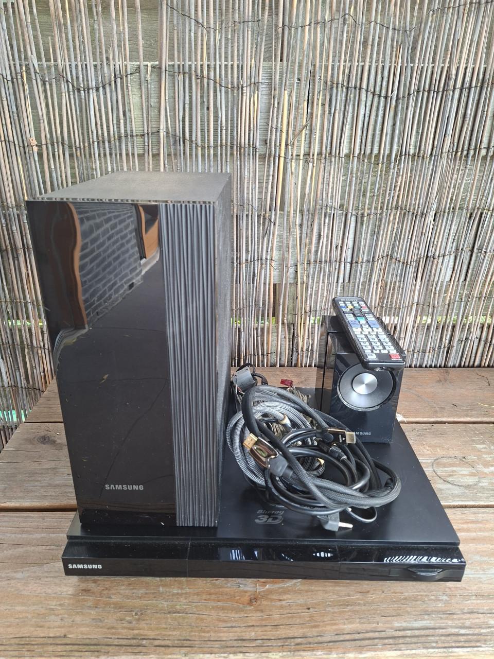 Samsung TV met 5.1 Blu-ray 3D-thuisbioscoopsysteem.