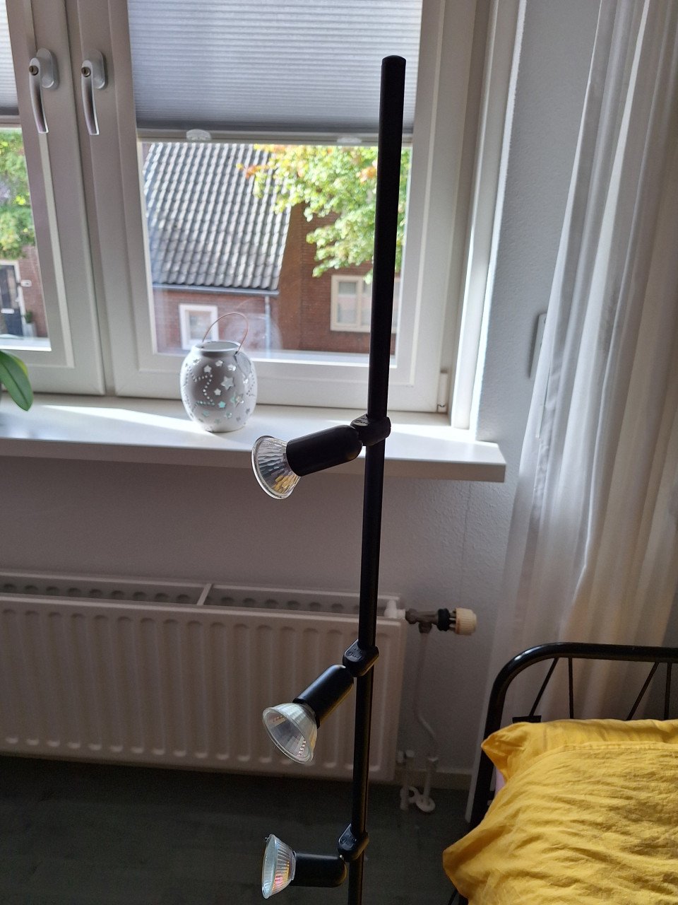 Zwart stalen lamp met 3 spotjes.