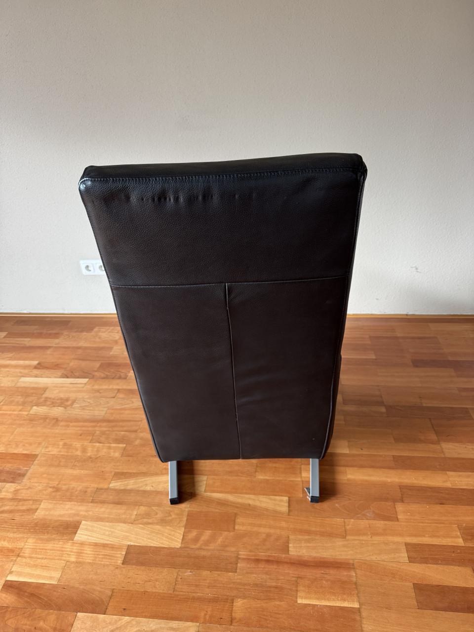 Compacte leren fauteuil in prima staat