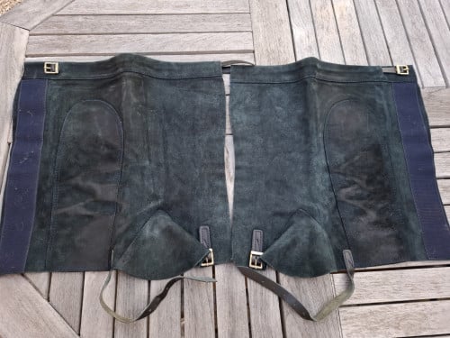 Chaps donkerblauw & een setje zwart met groen.