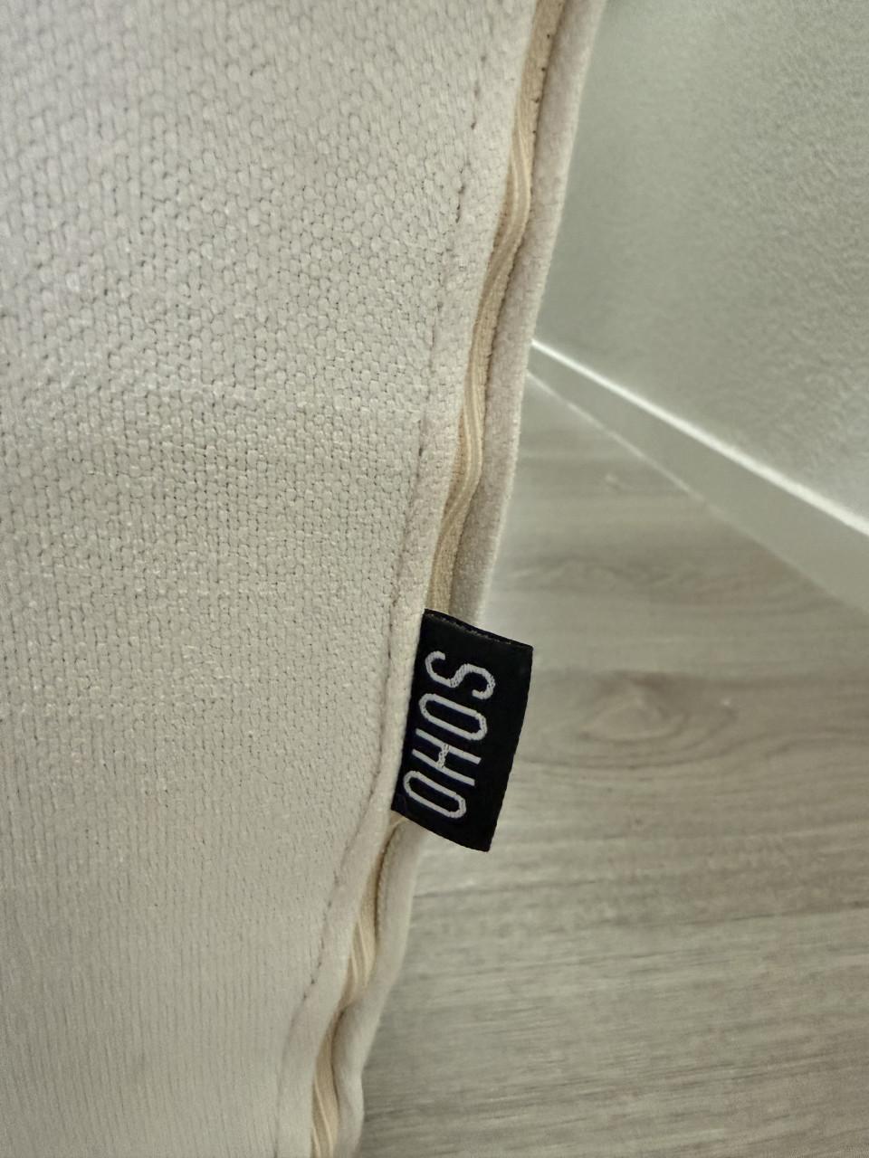 Twee witte SOHO Company fauteuils