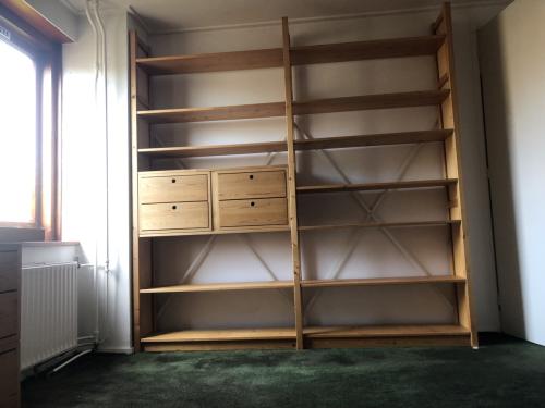 Diverse Lundia stellingkast met lades, bureau met lades en hoektafel