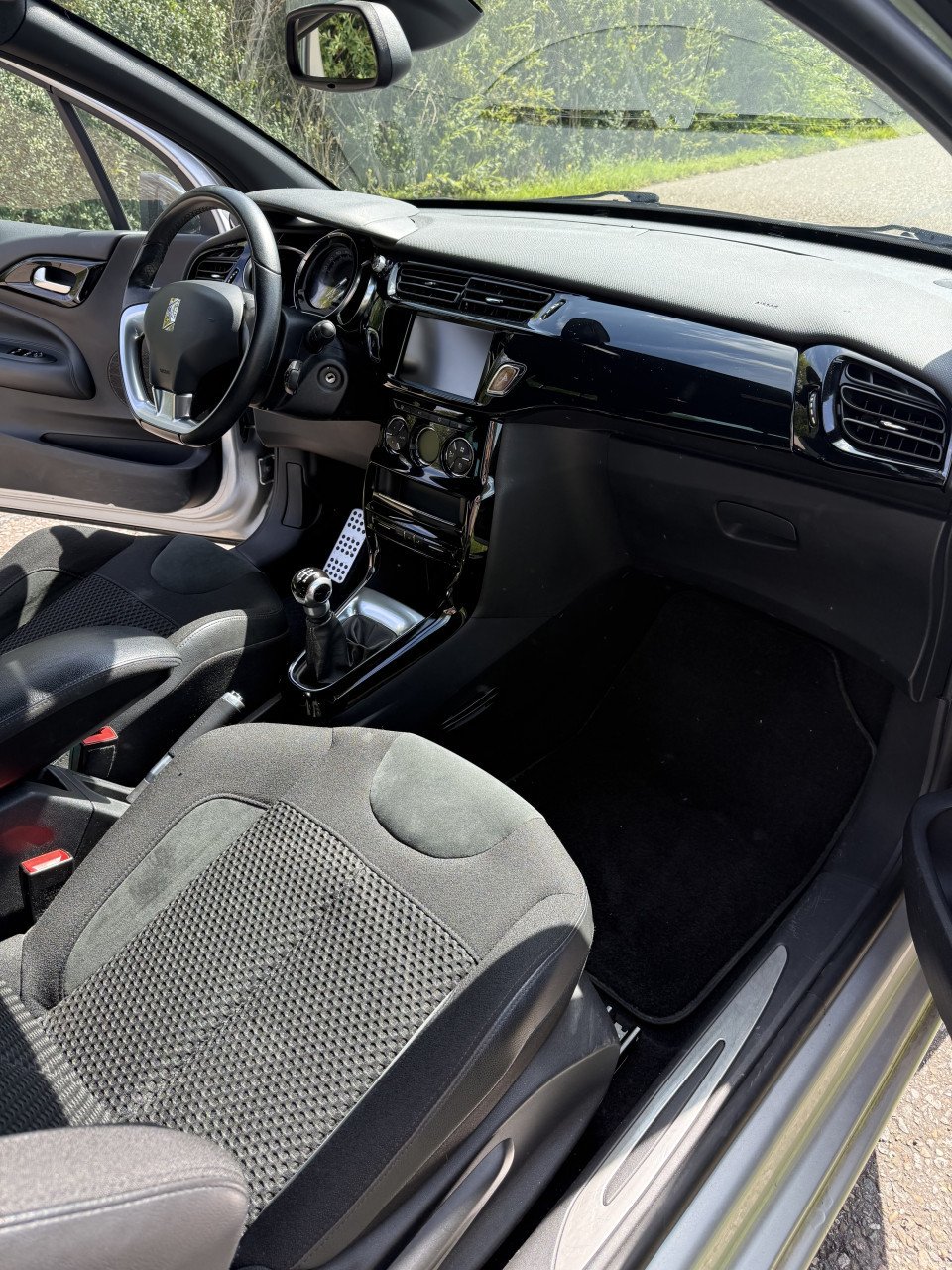 DS3 – 2015 – Zilver/Zwart – Goed onderhouden + extra set banden!