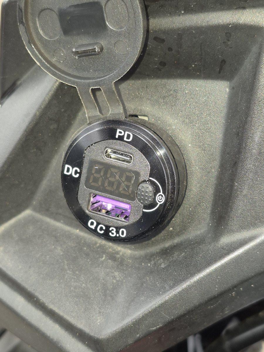 Kawasaki Versys 650GT uit 2015, boordevol