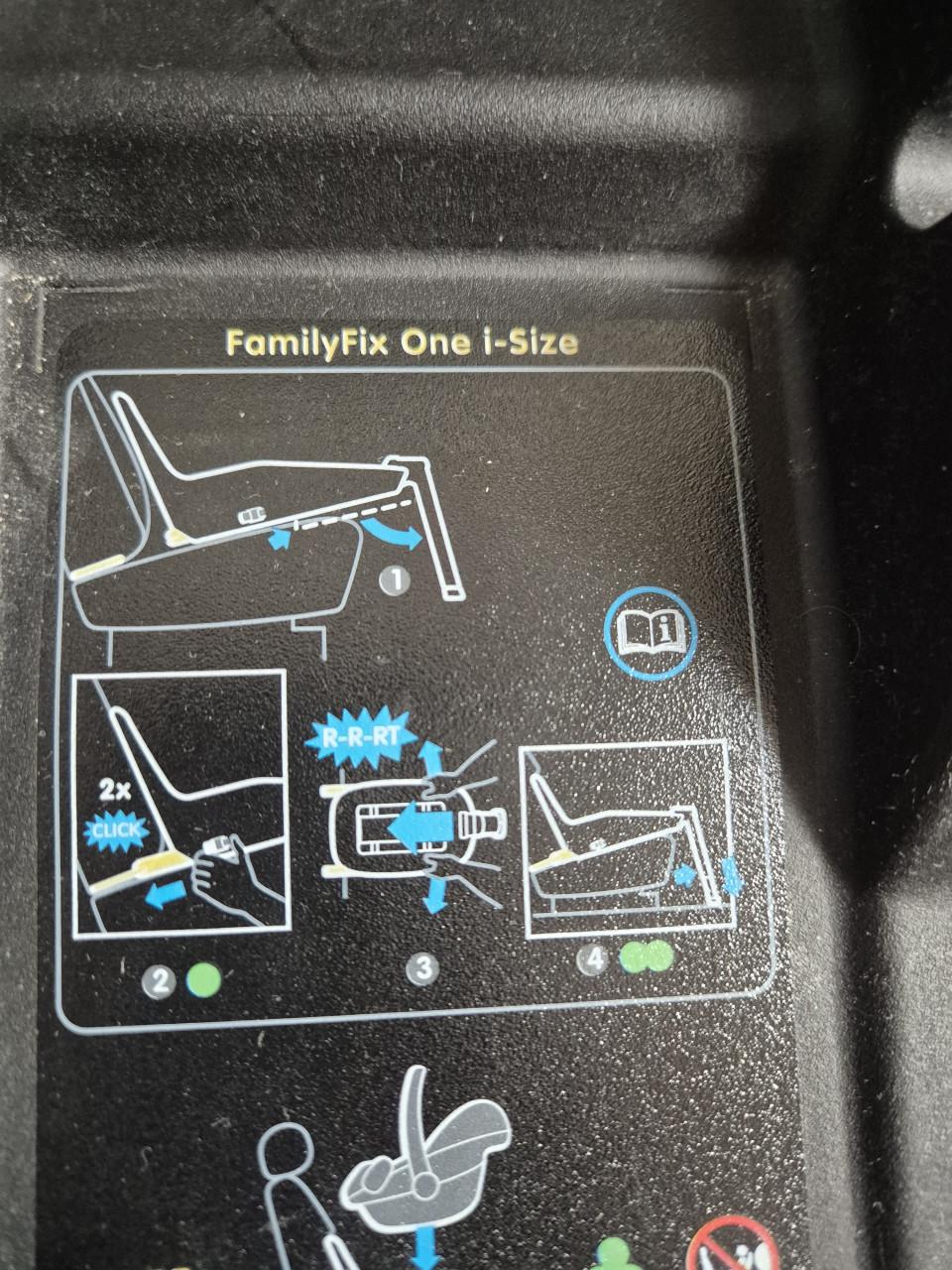 Maxi cosi Pebble plus inclusief family fix voor in de auto