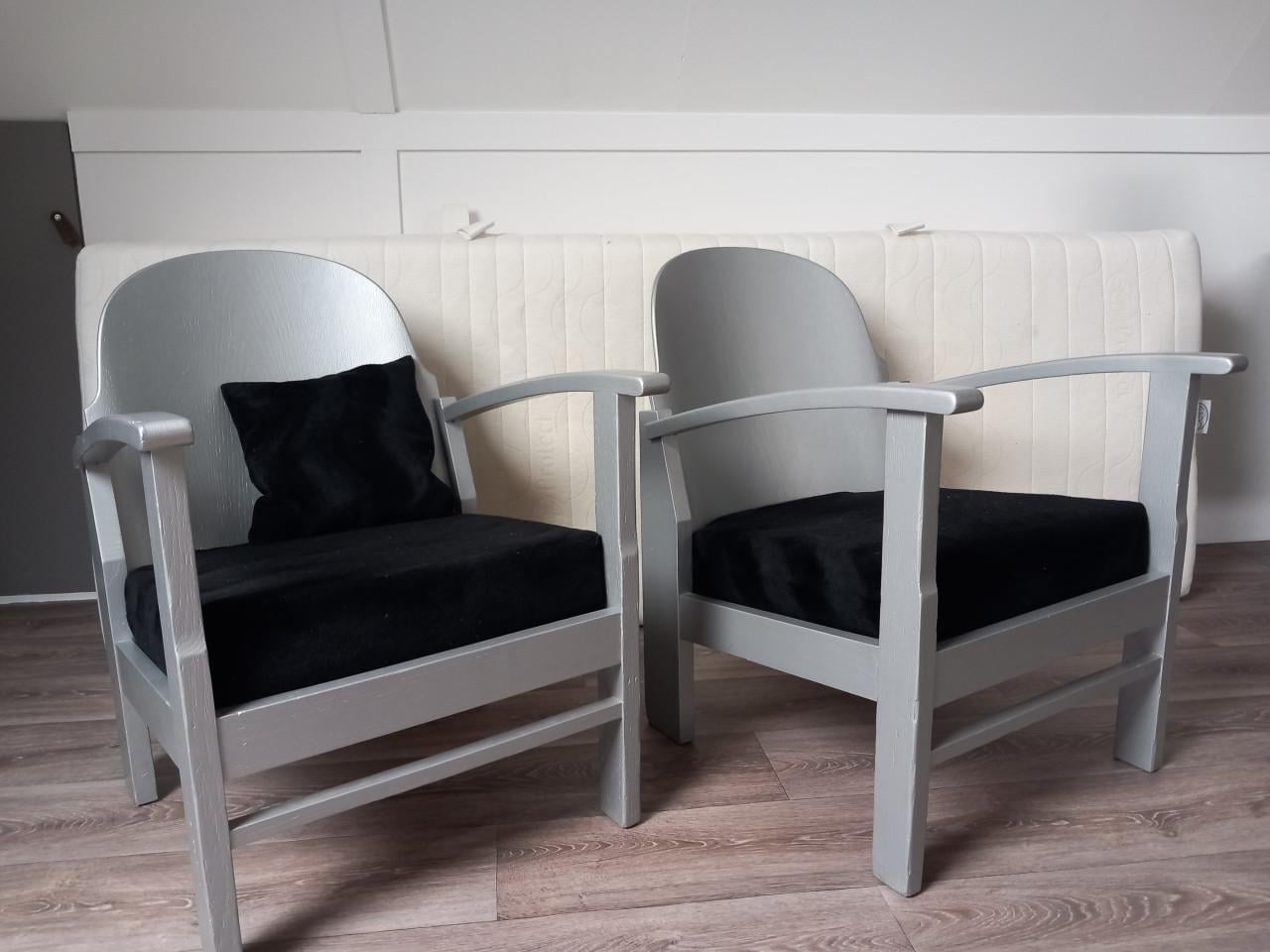 Gratis: 2 houten stoelen