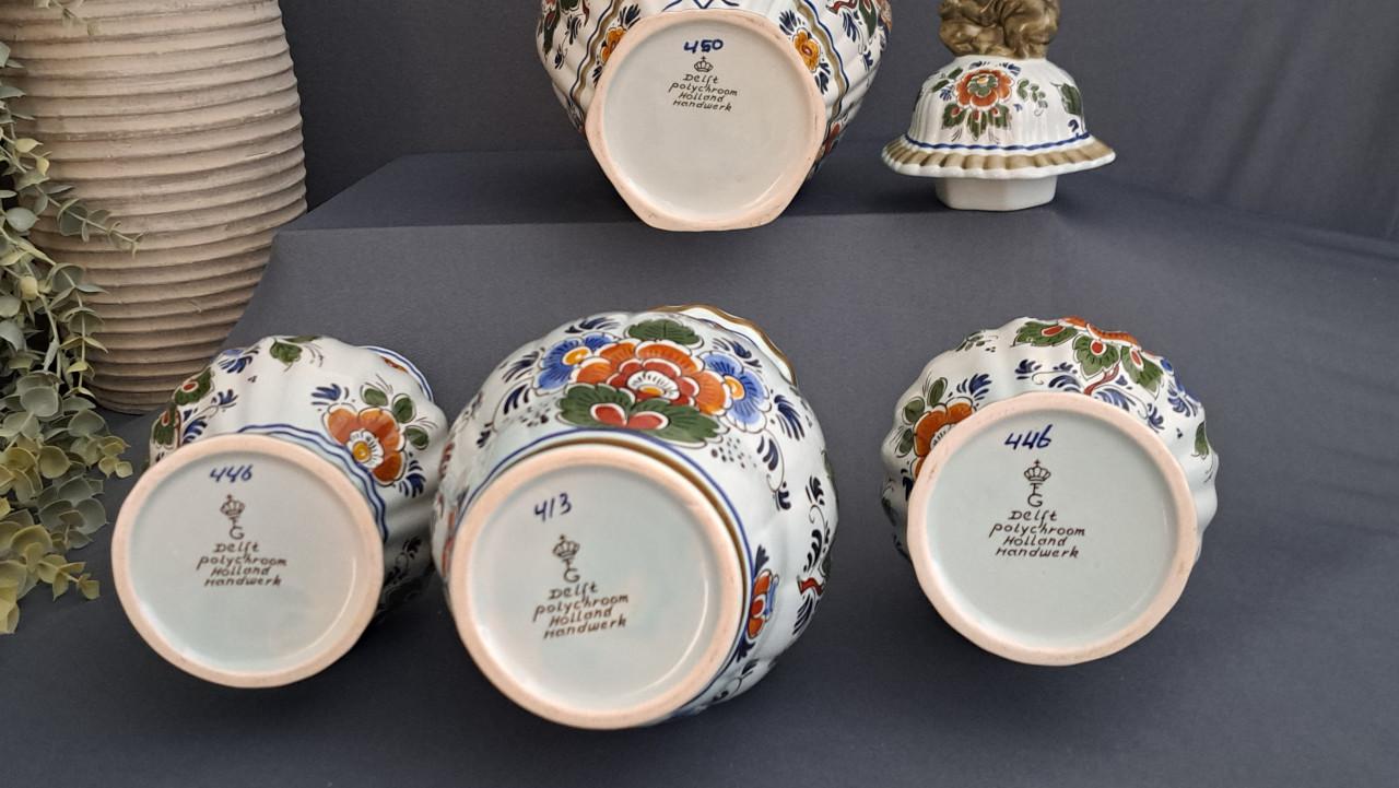 Delfts polychroom set van porseleinen vazen
