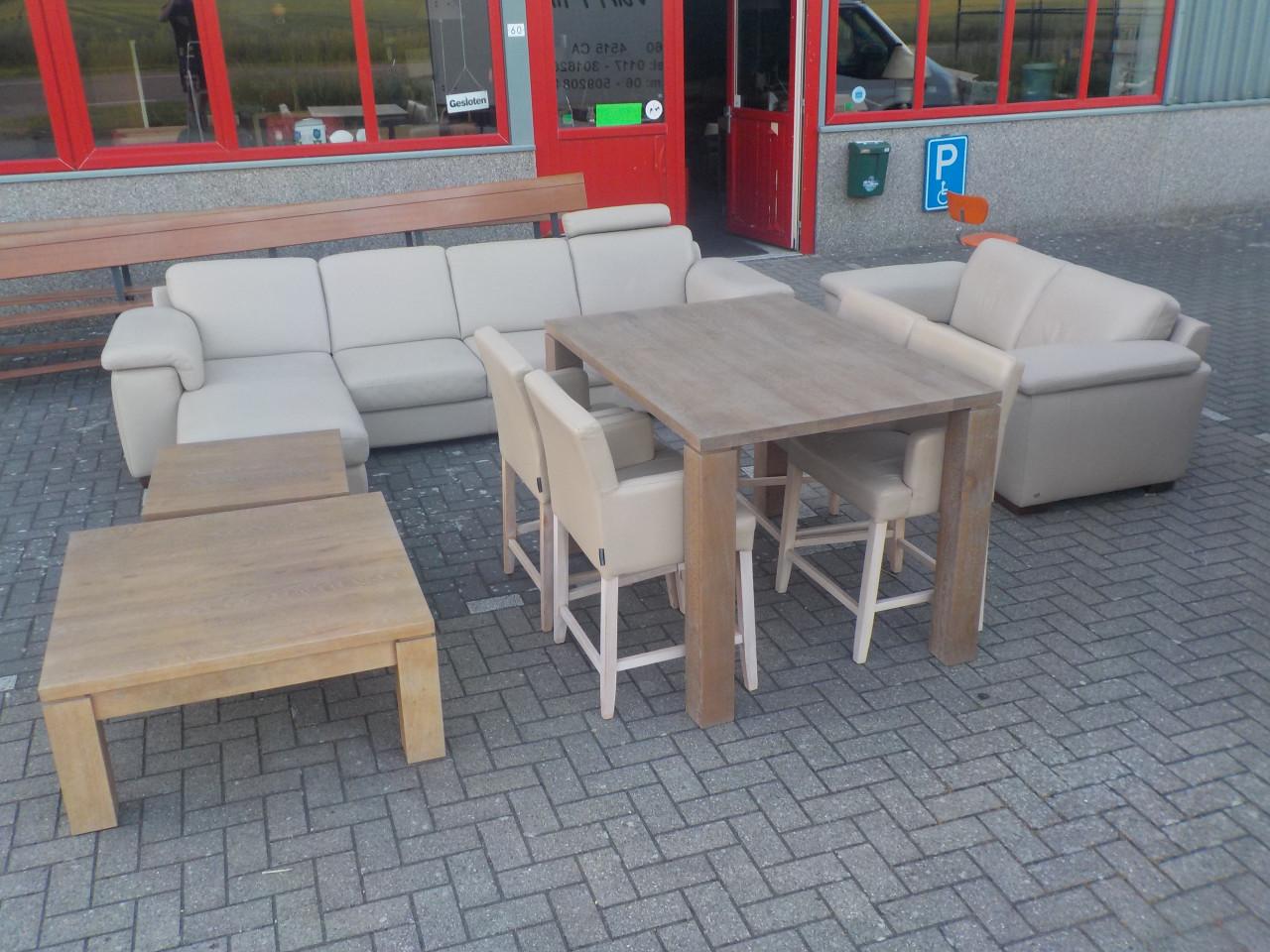 Hoge bartafel geheel massief 140 x 100 cm hoog 94 cm + 4 leren hoge stoelen