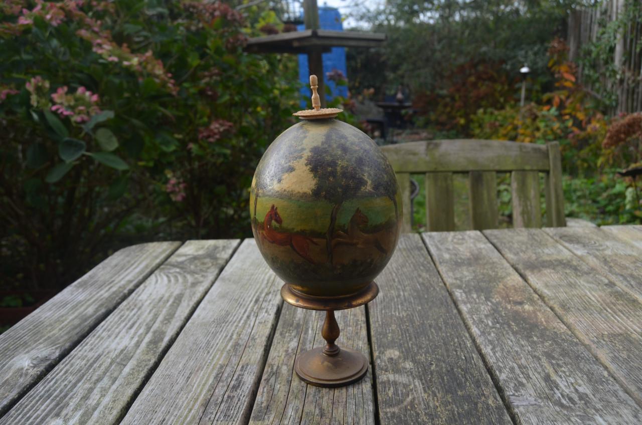 Antiek primitief beschilderd struisvogelei: jachtscene