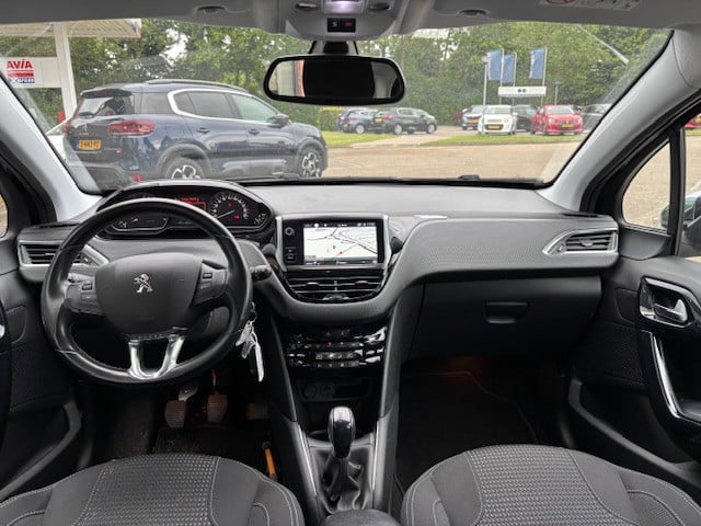 Peugeot 208 blue l. allure 1.2 pt-82pk | navigatie & bluetooth & applecarpl