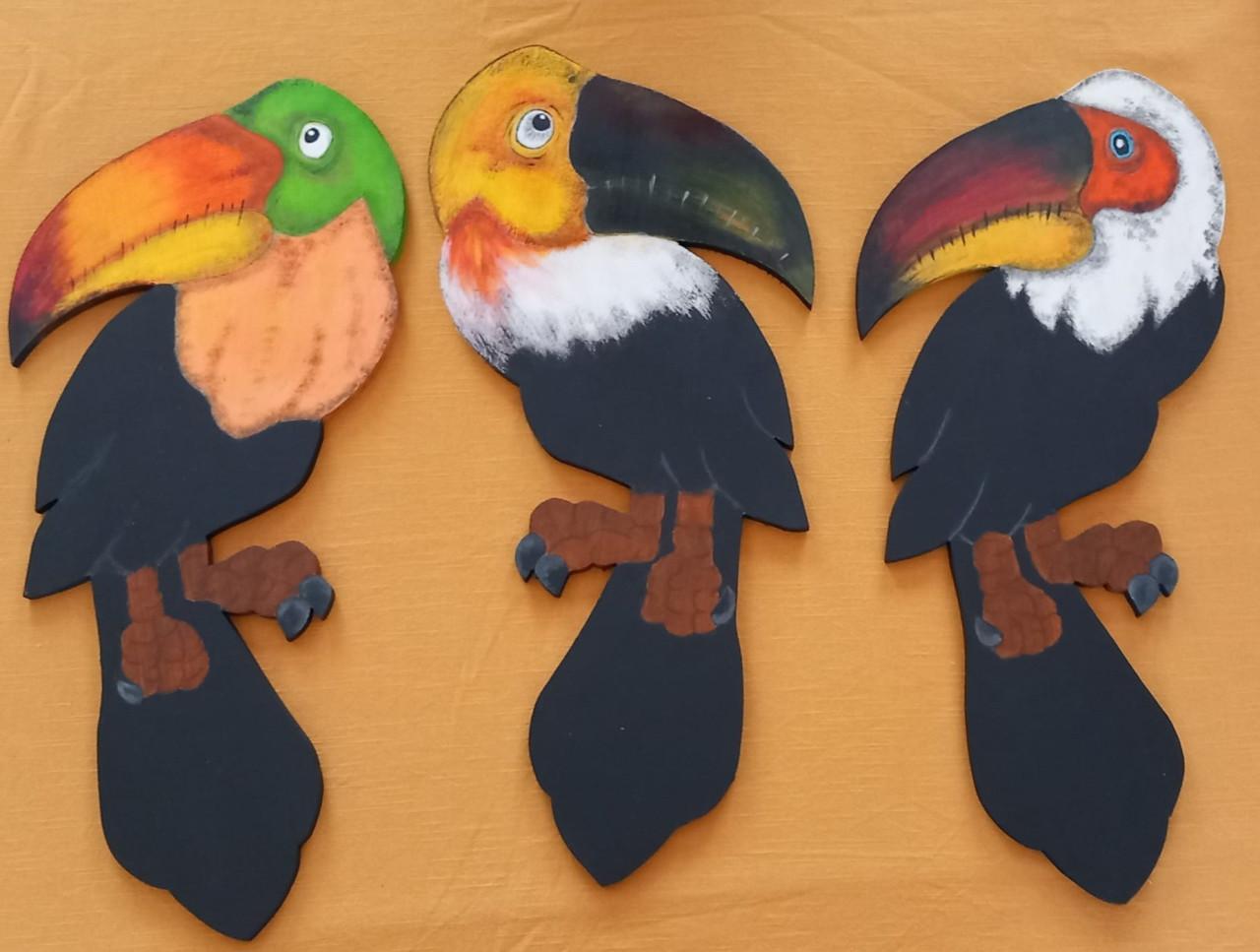 Diverse vogels zoals ara of toekan als tuindecoratie.