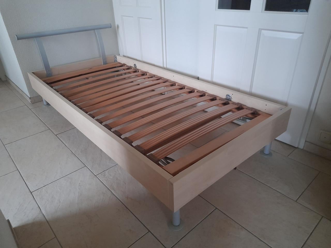 1 Persoons bed 90 x 200  met verstelbare lattenbodem (in goede nette staat