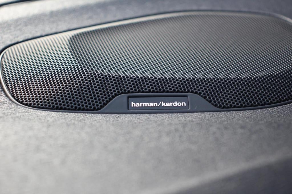Volvo V40 2.0 t2 r-design - leder/alcantara - harman kardon - led - navi - 
