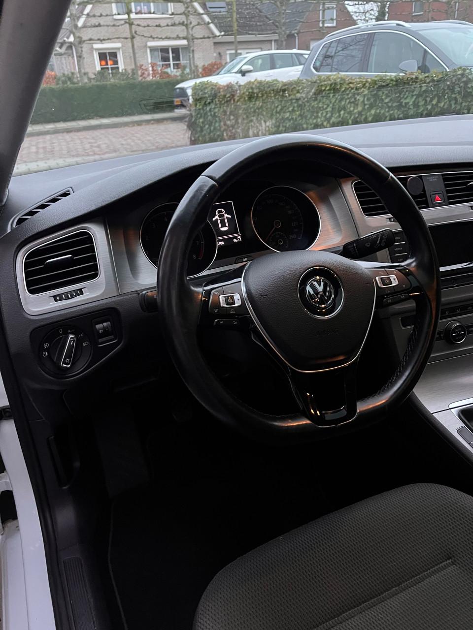 Volkswagen Golf 1.2 TSI Parelmoer Wit met panorama schuifdak