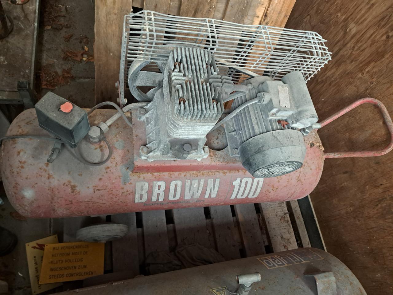 Compressor met extra tank