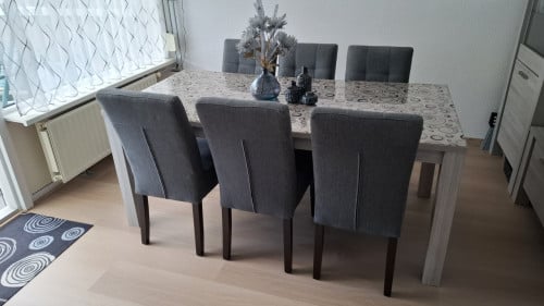 Eetkamertafel en 6 stoelen