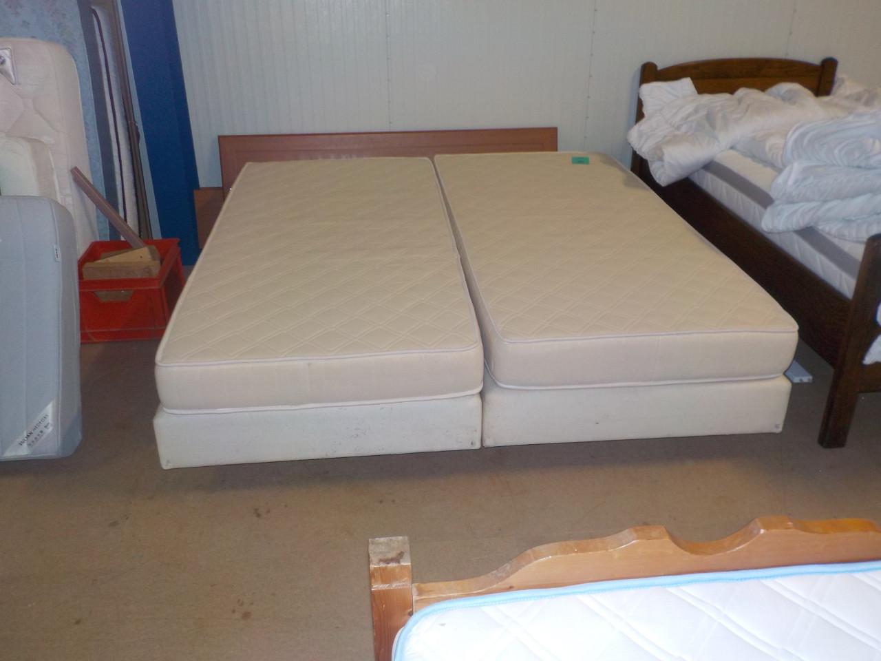 2 boxsprins 90 x 200 cm setprijs 85 euro 2 boxsprings + matrassen 135 euro