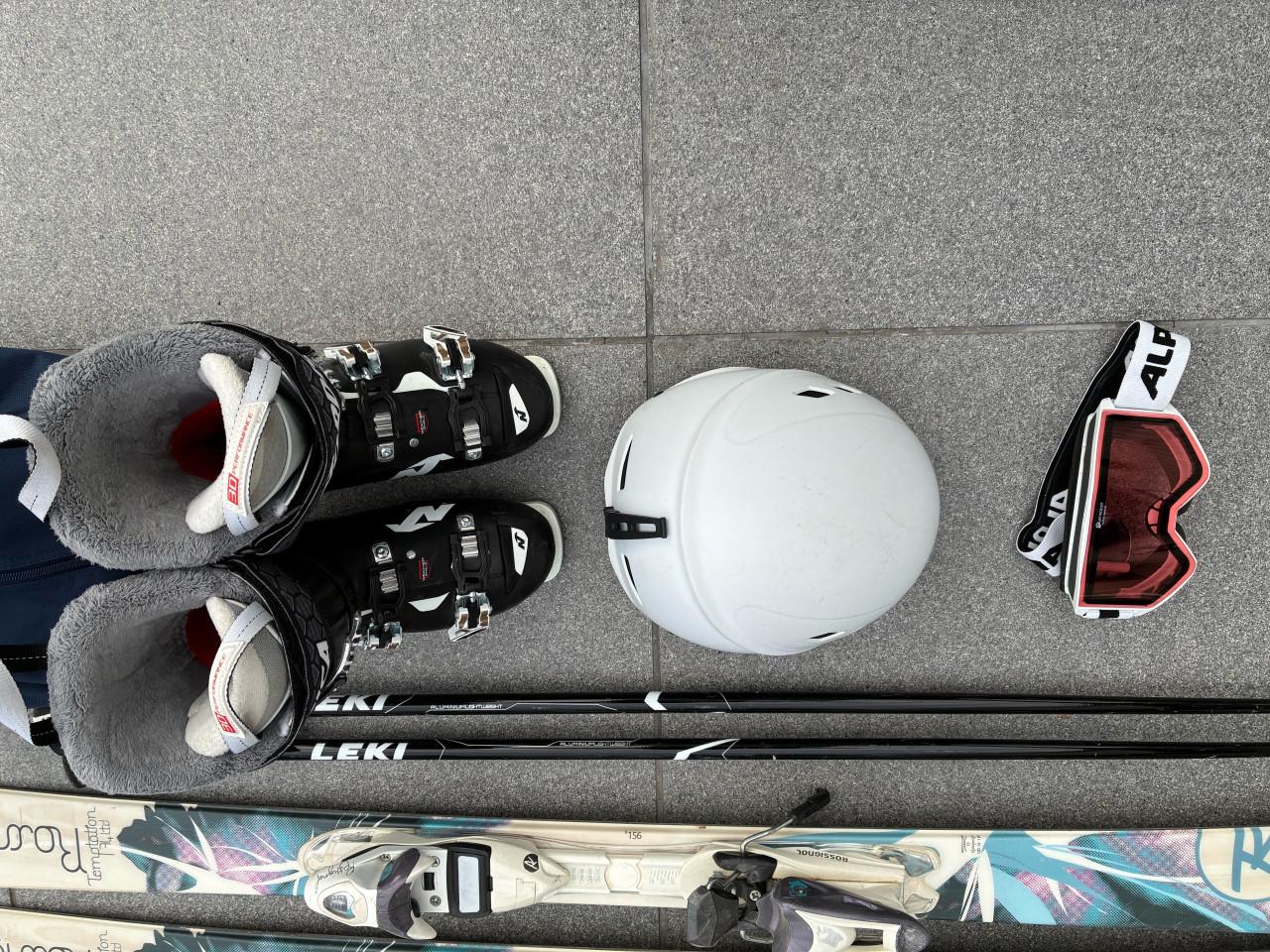 Dames- en heren skiset te koop. Bieden op afzonderlijke items is mogelijk.