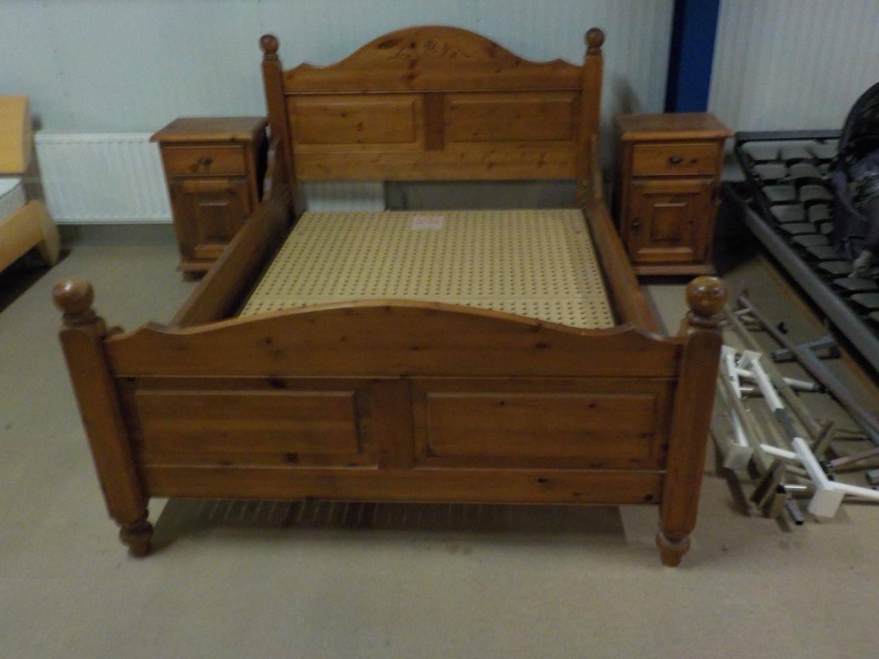 Massief grenen ledikant + 2 nachtkastjes + bodem + matras 140 x 200 cm