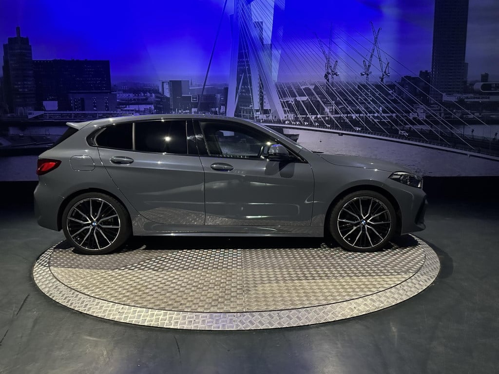 BMW 1 Serie 118i high executive *m-pack*pano*harmannkardon*m-technic stoele
