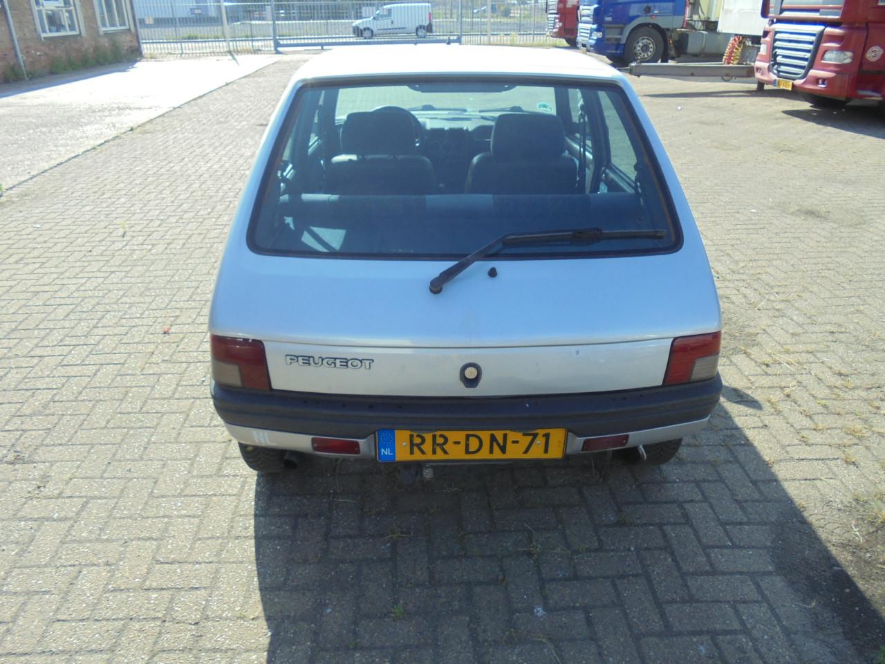 Peugeot 205 met een net interieur en kan gestart worden rijbare schade