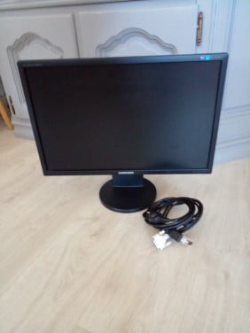 Samsung 22 inch monitor met kabels.