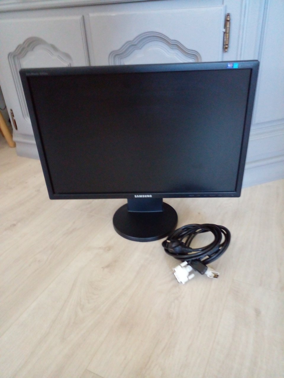 Samsung 22 inch monitor met kabels.