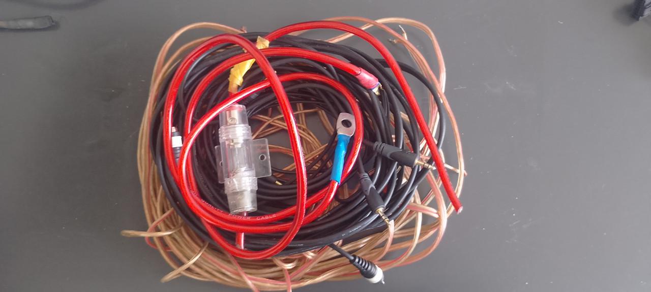 Subwoofer met 2 Radio's , condensator en kabels