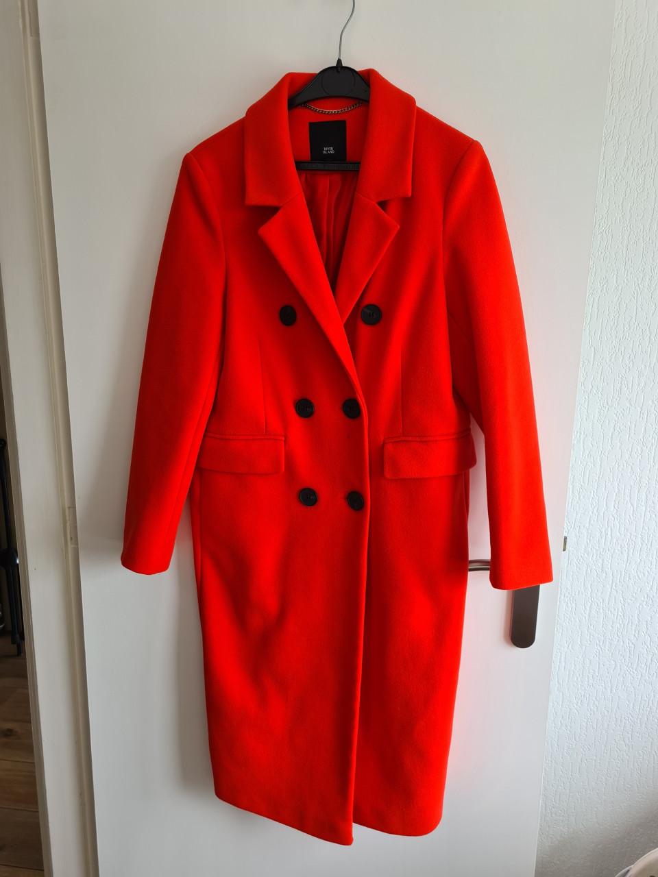 Mooie lange rode jas van River Island met een klassieke dubbele rij knopen